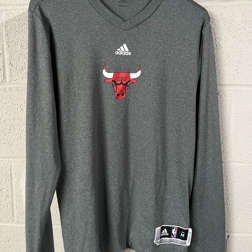 NWOT - Adidas NBA Chicago Bulls Long Sleeve V-Neck Graphic Shirt Charcoal Gray M